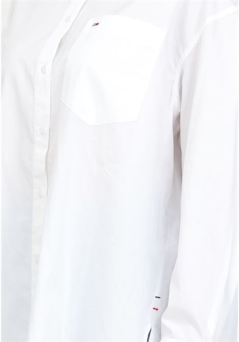 Camicia casual bianca da donna con ricamo bandierina TOMMY JEANS | DW0DW18455YBRYBR